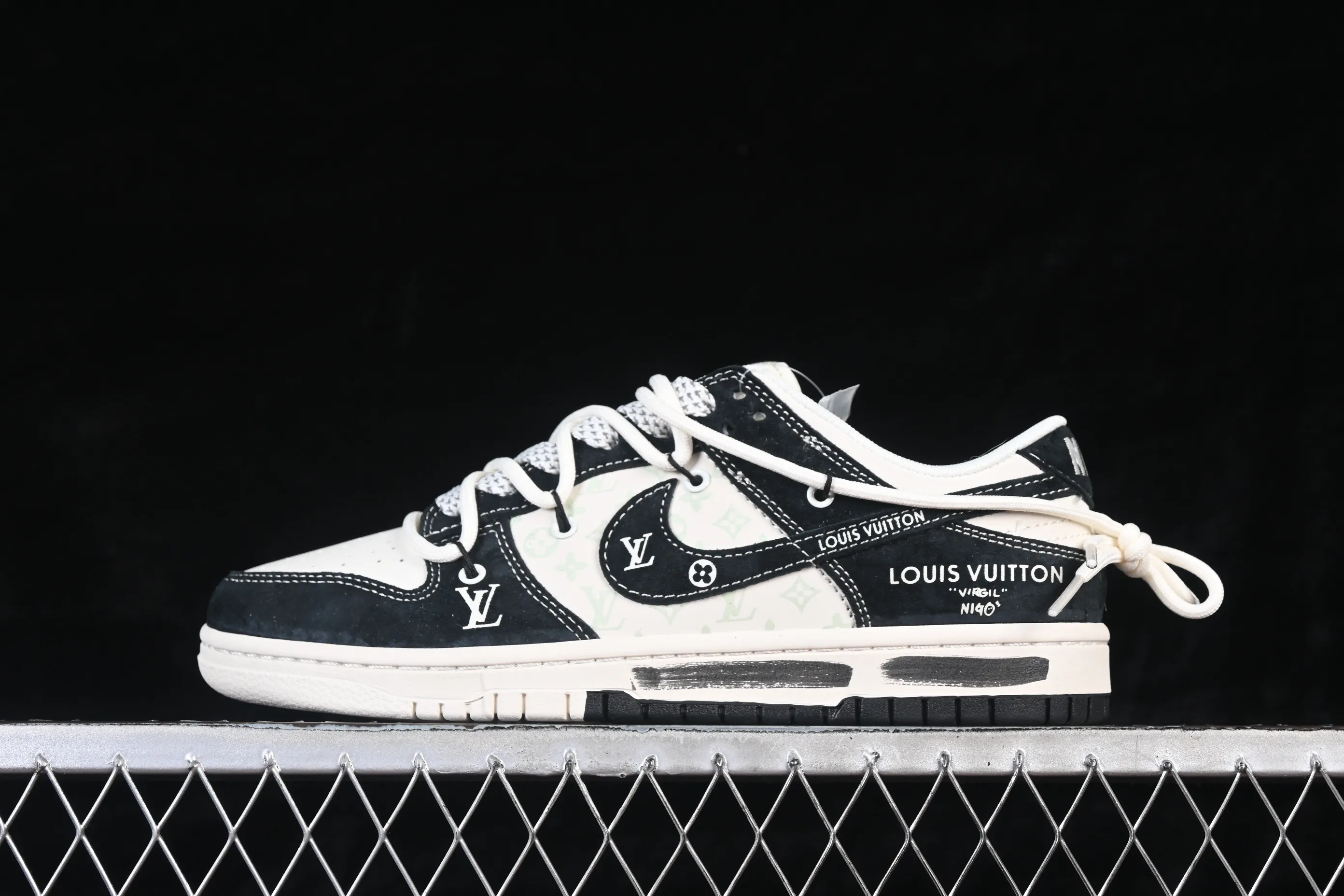 All categories Nk SB Dunk Series Nk SB Dunk Low High-end customized low-top sneakers Nike SB Dunk Low LV co-branded black graffiti drawstring Anniversary high-end customized low-top casual sneakers CX5050-Y32